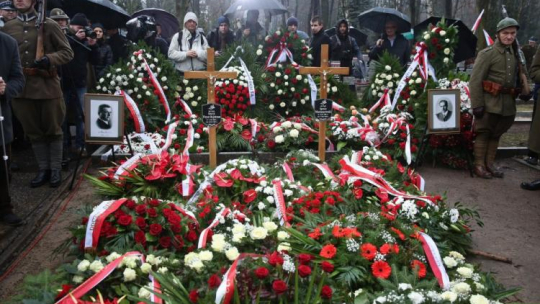 Uroczystości pogrzebowe płk. Ignacego Matuszewskiego i mjr. Henryka Floyar-Rajchmana w kwaterze żołnierzy 1920 r. na Cmentarzu Wojskowym na warszawskich Powązkach. Fot. PAP/R. Guz
