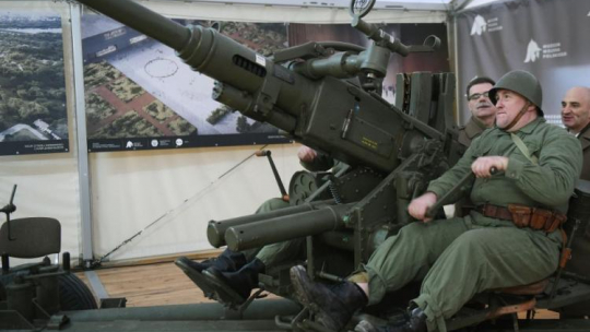  Uroczystość przyjęcia do zbiorów Muzeum Wojska Polskiego historycznej armaty przeciwlotniczej Bofors kal. 40mm (wz. 36) przekazanej przez Armemuseum w Sztokholmie. Fot. PAP/R. Pietruszka
