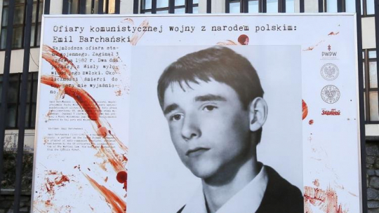 Wystawa fotografii „Stan wojenny 1981–1983. Wojna z narodem polskim” na ogrodzeniu Polskiej Wytwórni Papierów Wartościowych w Warszawie. Fot. PAP/P. Supernak