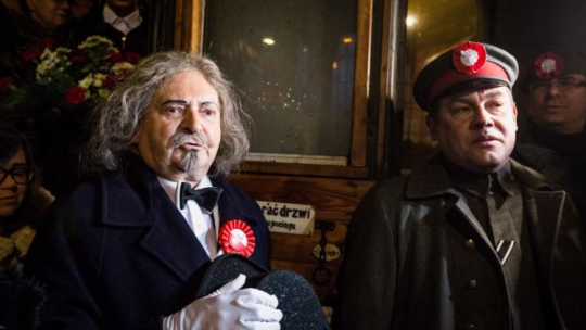 Aktor Edmund Dudziński wcielający się w rolę Ignacego Paderewskiego, którego inscenizacja przyjazdu na dworzec kolejowy w Poznaniu rozpoczęła obchody 98. rocznicy powstania wielkopolskiego. Fot. PAP/M. Zakrzewski