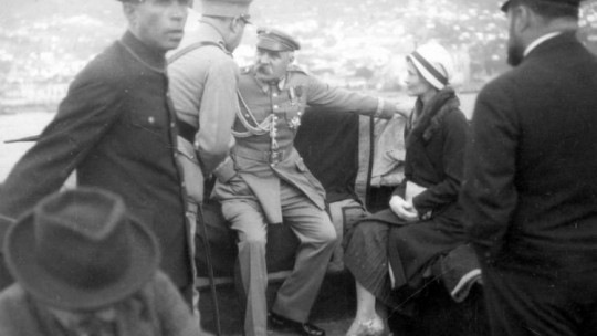Marszałek Józef Piłsudski podczas zwiedzania wyspy Madery łodzią motorową, obok lekarka marszałka Eugenia Lewicka. Fot. NAC
