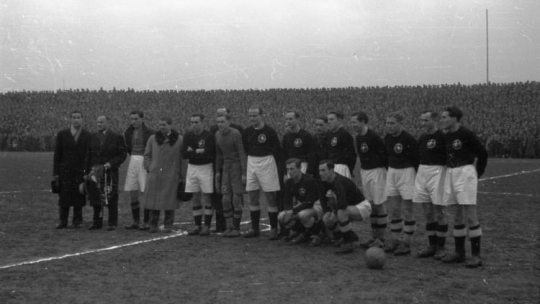 Nz. drużyna Polonii, od lewej: jubiler Stanisław Syrzycki, wiceprezes klubu Czesław Krug, Zdzisław Sosnowski, właściciel sklepu futrzarskiego Ludwik Marmor, Edward Brzozowski, bramkarz Henryk Borucz, Zdzisław Gierwatowski, Stanisław Woźniak, Władysław Matliński, Jerzy Szularz, Zygmunt Ochmański, Władysław Szczepaniak, Henryk Przepiórka, Jerzy Fronczak; w przysiadzie: Antoni Wołosz (1L), Tadeusz Świcarz. PAP/J. Żyszkowski
