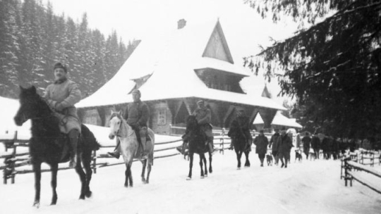 Polowanie w nadleśnictwie Sołotwina, w lasach należących do hrabiego Adama Zdzisława Zamoyskiego. Styczeń, 1931. Fot. NAC