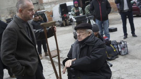 Bogusław Linda i Andrzej Wajda na planie filmu "Powidoki". Łódź, 24.10.2015. Fot. PAP/G. Michałowski