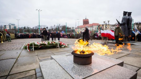 Uroczystości przed pomnikiem Powstańców Wielkopolskich w Poznaniu w 98. rocznicę wybuchu powstania wielkopolskiego. Fot. PAP/M. Zakrzewski