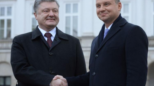 Prezydent Andrzej Duda i prezydent Ukrainy Petro Poroszenko podczas ceremonii oficjalnego powitania na dziedzińcu Pałacu Prezydenckiego. Fot. PAP/J. Turczyk