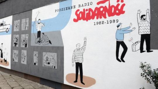 Mural przy ulicy Grójeckiej w Warszawie upamiętniający podziemne Radio "Solidarność". Fot. PAP/G. Jakubowski