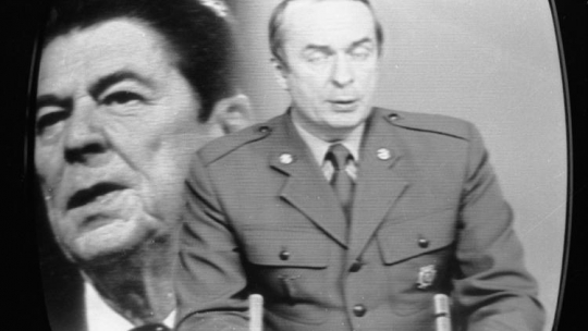 Program informacyjny Dziennik TV. W tle prezydent USA Ronald Reagan, który na wieść o stanie wojennym w Polsce ogłosił sankcje gospodarcze wobec PRL. PAP/CAF/Tadeusz Zagoździński 