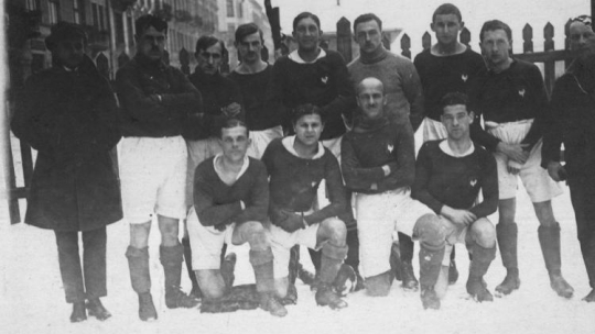 Drużyna reprezentacji Polski na mecz z Węgrami. Kraków, 12.1921. Źródło: NAC