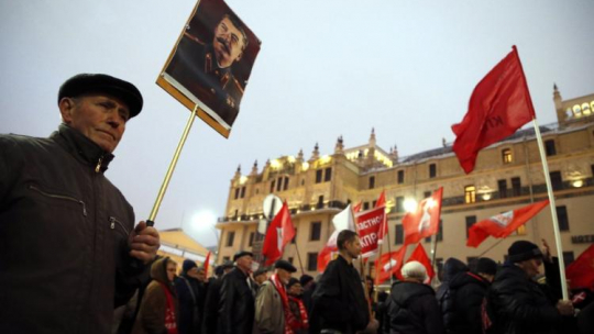 Manifestacja w Moskwie w 99. rocznicę tzw. rewolucji październikowej. Fot. PAP/EPA