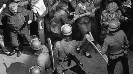 Stan Wojenny. Przed katedrą Świętego Jana Chrzciciela na Starówce. Atak ZOMO na ludzi zgromadzonych przed kościołem. Warszawa, 1983.05.01. Fot. PAP/A. Rybczyński 