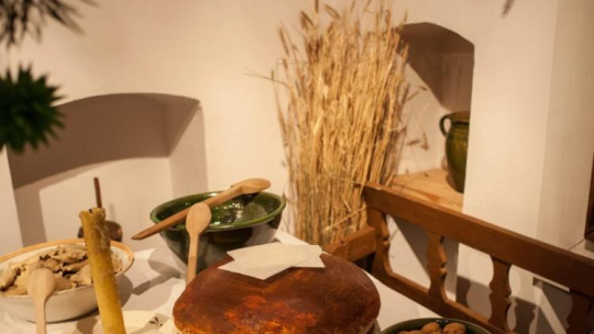 Makieta stołu wigilijnego na wystawie „Jadą sanie, dzwonią janczary” w Dworku Laszczyków - Muzeum Wsi Kieleckiej. 2012 r. Fot. PAP/M. Walczak 