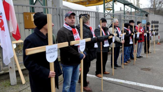 Uroczystości w 46. rocznicę Grudnia '70 przed bramą Stoczni Szczecińskiej. Fot. PAP/M. Bielecki 