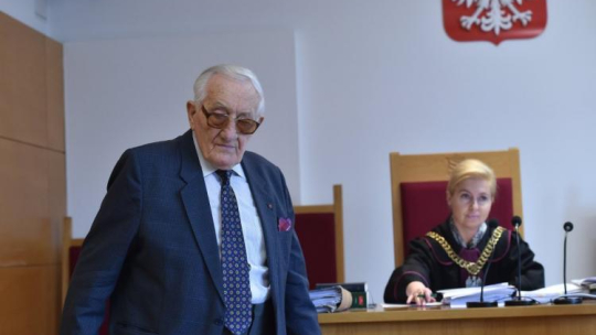 B. więzień Auschwitz Karol Tendera (L) i sędzia Justyna Sieklicka-Pawlak (C) na sali rozpraw Sądu Okręgowego w Krakowie. 12.04.2016. Fot. PAP/J. Bednarczyk
