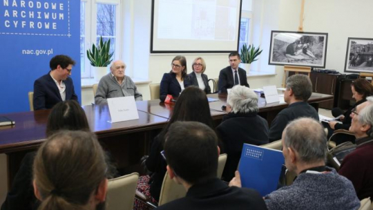 Wojciech Tuszko (2L) z wnukiem Feliksem Tuszko (L) oraz dyrektor NAC Marianna Otmianowska (3L) i naczelny dyrektor Archiwów Państwowych dr Wojciech Woźniak (P) podczas uroczystości przekazania zbioru fotografii do Narodowego Archiwum Cyfrowego. Fot. PAP/L. Szymański