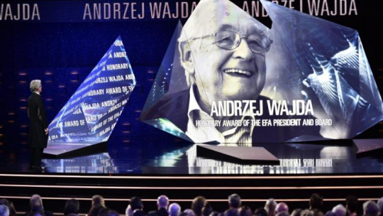 Honorowa nagroda EAF dla niedawno zmarłego Andrzeja Wajdy - gala rozdania nagród Europejskiej Akademii Filmowej we Wrocławiu. Fot. PAP/M. Kulczyński 