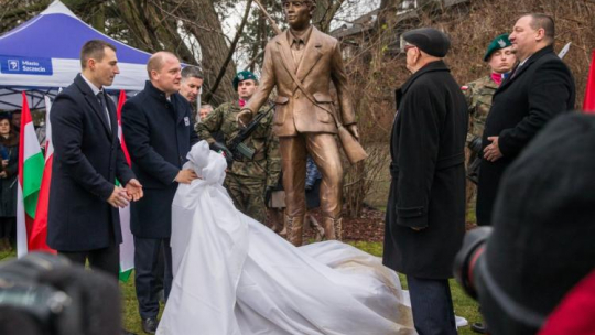 Odsłonięcie pomnika „Węgierskiego chłopca” na Jasnych Błoniach w Szczecinie. Fot. PAP/J. Muszyński