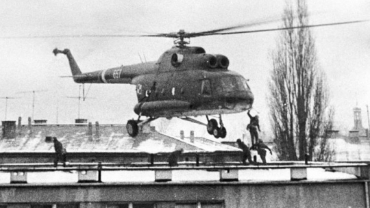 Pacyfikacja Wyższej szkoły Straży Pożarnej - 2 grudnia 1981 r.  Fot. PAP/J. Kośnik