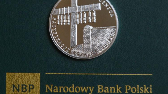 Moneta NBP upamiętniająca 35. rocznicę pacyfikacji kopalni Wujek. Fot. PAP/J. Kamiński 