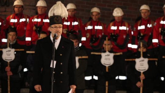Krzysztof Pluszczyk, szef Społecznego Komitetu Pamięci Górników KWK Wujek Poległych 16 grudnia 1981 roku - uroczystości przed Krzyżem-Pomnikiem przy kopalni Wujek 35. rocznicę pacyfikacji kopalni. Fot. PAP/A. Grygiel