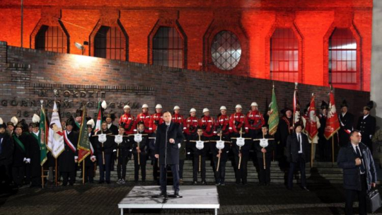 Prezydent Andrzej Duda podczas uroczystości przed Krzyżem-Pomnikiem przy kopalni Wujek w 35. rocznicę pacyfikacji kopalni. Fot. PAP/A. Grygiel