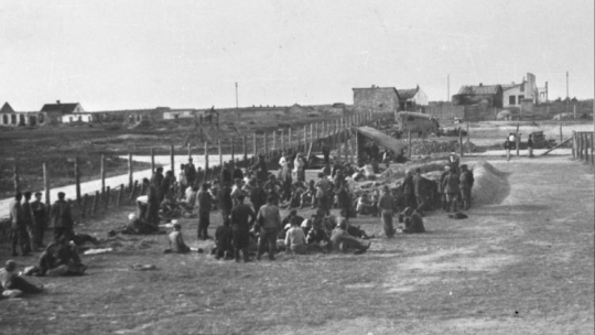 Zamojszczyzna, 1942 r. Akcja wysiedlania ludności ze wsi Zamojszczyzny trwała do końca 1942 r.  Nz. Obóz w Biłgoraju. Fot. PAP/CAF