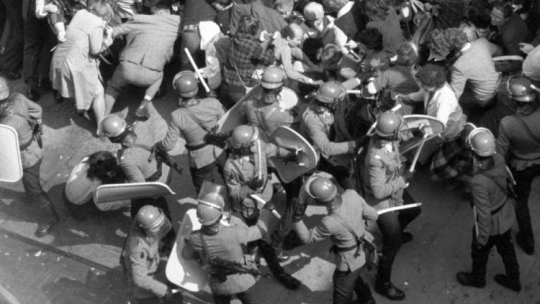  01.05.1983: atak oddziału ZOMO na demonstrantów przed katedrą św. Jana w Warszawie. Fot. PAP/A. Rybczyyński