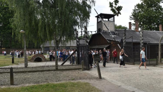 Turyści w byłym niemieckim obozie zagłady KL Auschwitz w Oświęcimiu. PAP/Jacek Bednarczyk 
