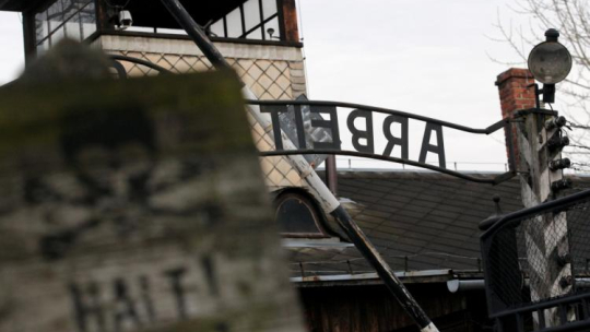 Brama dawnego niemieckiego obozu KL Auschwitz-Birkenau. Fot. PAP/A. Grygiel