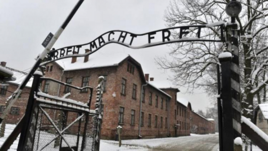 Brama niemieckiego obozu Auschwitz. Fot. PAP/J. Bednarczyk