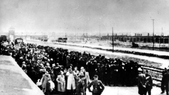 Auschwitz-Birkenau. Selekcja więźniów na obozowej rampie. 1944 r. Fot. PAP/CAF/Reprodukcja