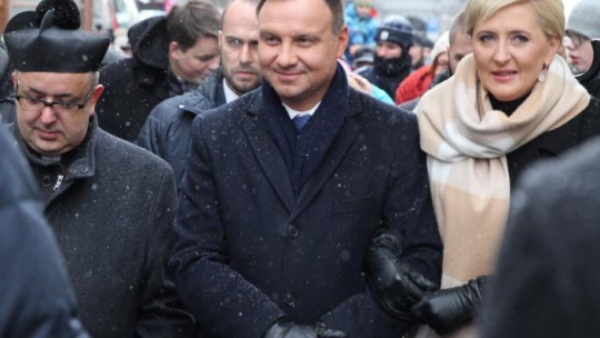 Prezydent Andrzej Duda (C) z żoną Agatą Kornhauser-Dudą (P) oraz proboszcz parafii św. Marii Magdaleny w Cieszynie ks. Jacek Gracz (L) Cieszyn, 06.01.2017. Fot. PAP/A. Grygiel