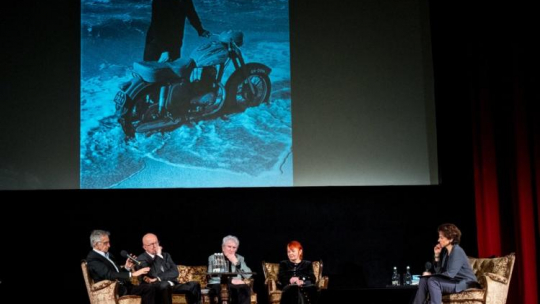 Iga Cembrzyńska (4L), Jacek Fedorowicz (L), Alfred Andrys (3L), Paweł Lampe (2L) podczas spotkania w Kinoteatrze Rialto w Katowicach w ramach obchodów 50. rocznicy śmierci Zbigniewa Cybulskiego. Fot. PAP/A. Grygiel