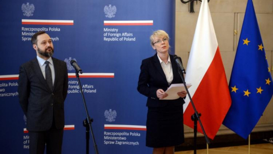 Dyrektor Biblioteki Narodowej Tomasz Makowski oraz podsekretarz stanu w MSZ Renata Szczęch podczas uroczystości przekazania kolekcji oryginalnych druków ulotnych z lat 1913-1924 do zbiorów Biblioteki Narodowej. Fot. PAP/J. Kamiński