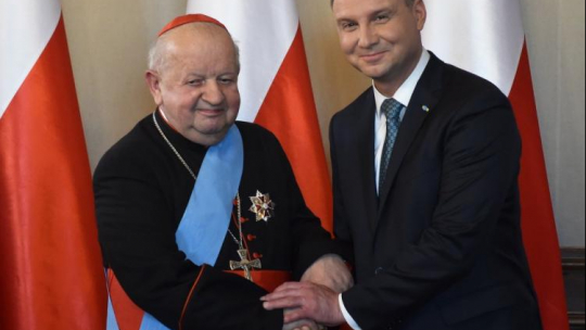 Prezydent Andrzej Duda wręczył Order Orła Białego kard. Stanisławowi Dziwiszowi (L). Fot. PAP/J. Bednarczyk