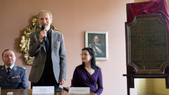 Nadinsp. Tomasz Trawiński (L), dyr. Muzeum Narodowego w Poznaniu prof. Wojciech Suchocki i kustosz Adriana Podmostko-Kłos podczas przekazania XVIII-w. tablicy epitafijnej. Fot. PAP/J. Kaczmarczyk 