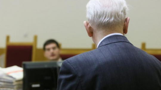Jeden z oskarżonych b. generałów SB Józef S. (P) podczas procesu w Sądzie Rejonowym Warszawa-Mokotów. 03.03.2015. Fot. PAP/P. Supernak