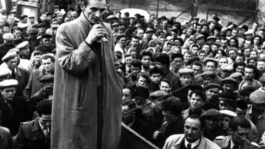 Lechosław Goździk podczas wiecu na Żeraniu. 10.1956. Fot. PAP/CAF/H. Grzęda 