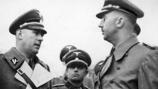 Heinrich Himmler (z prawej) w rozmowie z dowódcą SS i policji dystryktu lubelskiego Otto Globocnikiem. Źródło: NAC