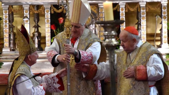 Abp Marek Jędraszewski (L) otrzymuje pastorał od nuncjusza apostolskiego w Polsce abp. Salvatore Pennacchio (C) i kard. Stanisława Dziwisza (P) podczas uroczystego ingresu w katedrze na Wawelu. Fot. PAP/J. Bednarczyk