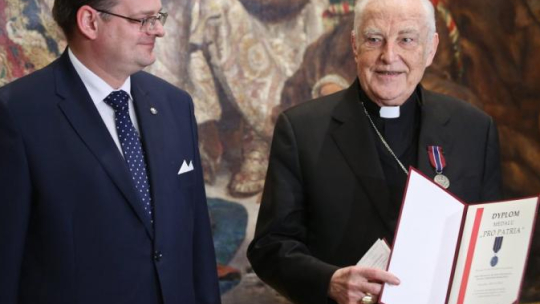 Kard. Zenon Grocholewski (P) został uhonorowany przez p.o. szefa Urzędu ds. Kombatantów Jana Józefa Kasprzyka Medalem "Pro Patria". Fot. PAP/R. Guz