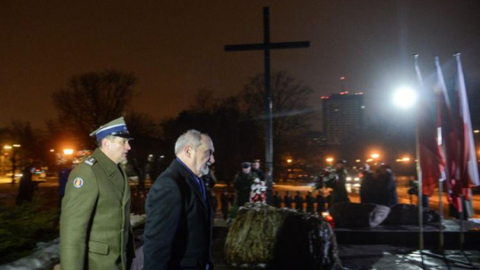 Obchody 154. rocznicy wybuchu powstania styczniowego - minister obrony narodowej Antoni Macierewicz przed Krzyżem i Głazem Pamięci Romualda Traugutta w Warszawie. Fot. PAP/J. Kamiński 