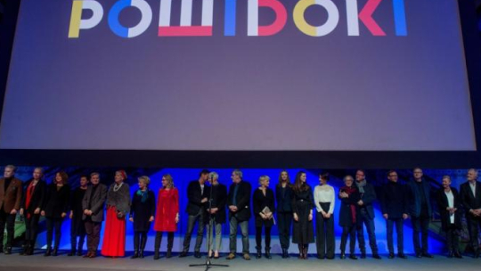 Aktorzy Andrzeja Wajdy podczas premiery filmu "Powidoki" w Łodzi. Fot. PAP/G. Michałowski 