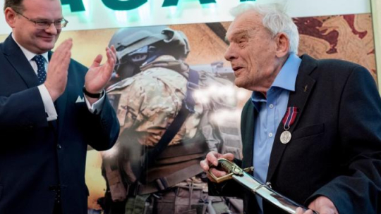 Ostatni żyjący cichociemny kpt. Aleksander Tarnawski ps. Upłaz (P) odbiera z rąk szefa Urzędu ds. Kombatantów Jana Józefa Kasprzyka (L) medal "Pro Patria" oraz replikę szabli oficerskiej podczas obchodów swoich 96. urodzin w Jednostce Wojskowej AGAT w Gliwicach. Fot. PAP/A. Grygiel