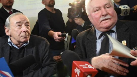 Prof. Andrzej Paczkowski (L) i b. prezydent Lech Wałęsa podczas ostatniego dnia konferencji "Sprzeczne narracje. Historia powojennej Polski" w Centrum Edukacyjnym IPN w Warszawie. Fot. PAP/R. Pietruszka