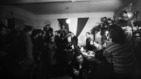 I sekretarz KC PZPR Władysław Gomułka z żona Zofią w komisji wyborczej - wybory do Sejmu. Warszawa, 20.01.1957. Fot. PAP/CAF/J. Baranowski