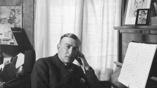 Karol Szymanowski przy pianinie w swojej pracowni. Fot. NAC