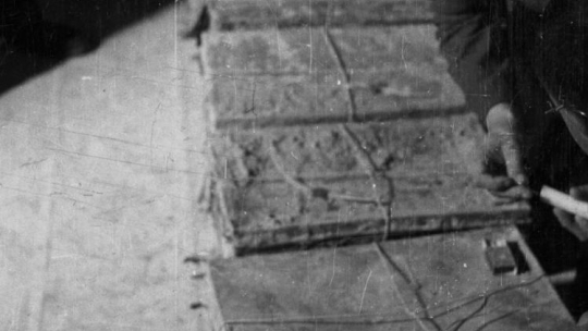 Archiwum Ringelbluma, zbiór dokumentów zgromadzony przez konspiracyjny ośrodek dokumentacji w getcie warszawskim – na zdjęciu materiały wydobyte w 1946 r. spod gruzów przy ul. Nowolipki 68. Fot. PAP/CAF/W. Forbert