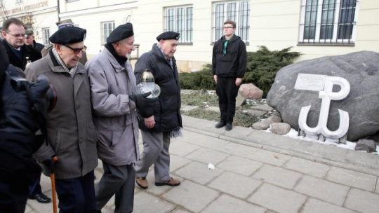 Inauguracja akcji "Światełko dla Armii Krajowej" przy tablicy upamiętniającej Akcję pod Arsenałem przy ul. Długiej w Warszawie. Fot. PAP/T. Gzell