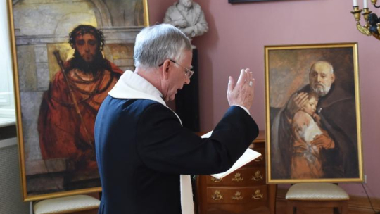  Metropolita krakowski abp Marek Jędraszewski poświęcił 28 bm. dwa portrety św. Brata Alberta oraz dwa obrazy "Ecce Homo", które wraz z relikwiami Świętego będą peregrynować po polskich parafiach. Fot. PAP/J. Bednarczyk